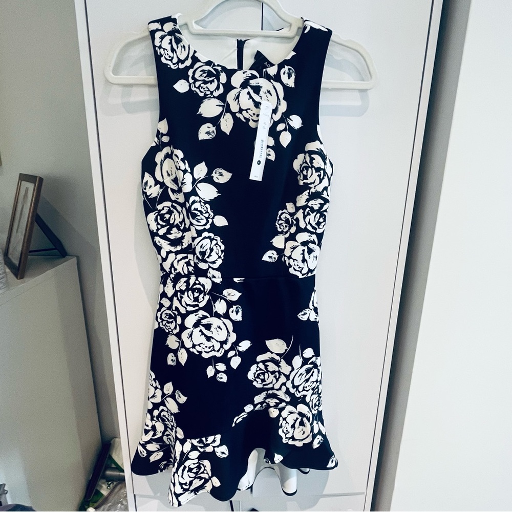 NWT AQUA Navy & White Floral Dress (Bloomingdales Exclusive)